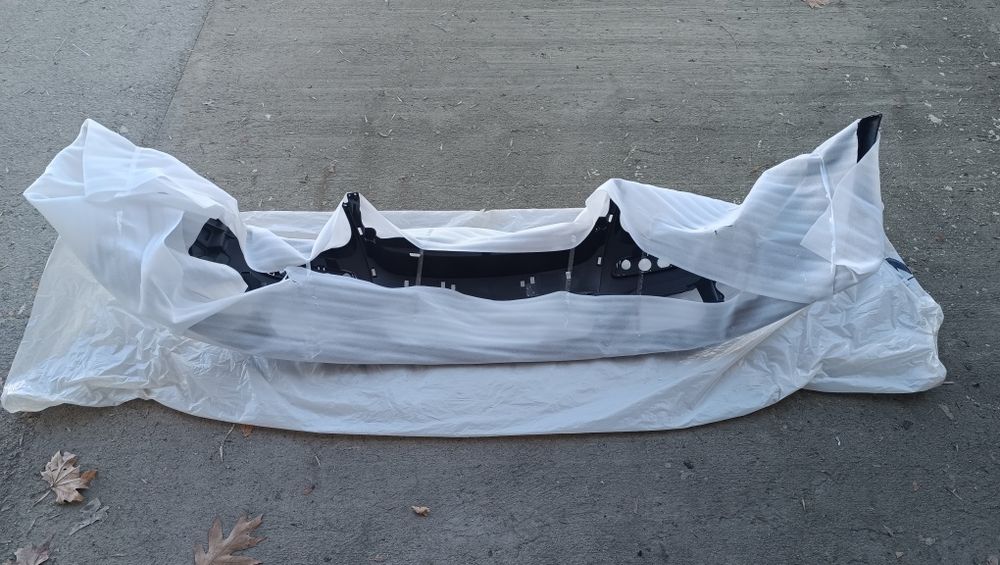 Предна ЧИСТО НОВА GTI броня за голф 5   (Predna GTI bronq za golf V)