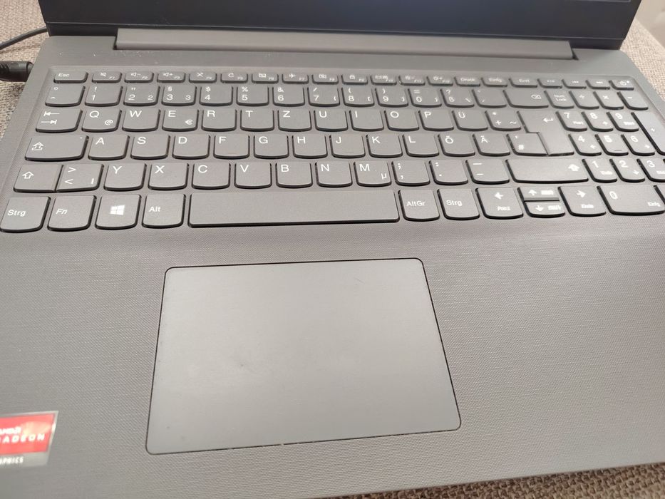Лаптоп Lenovo V15
