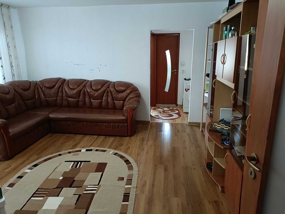 Închiriez apartament cu 3 camere pe str. Neagoe Vodă