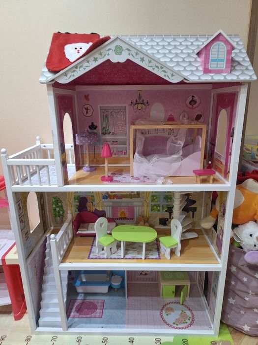 Огромна дървена къща за кукли