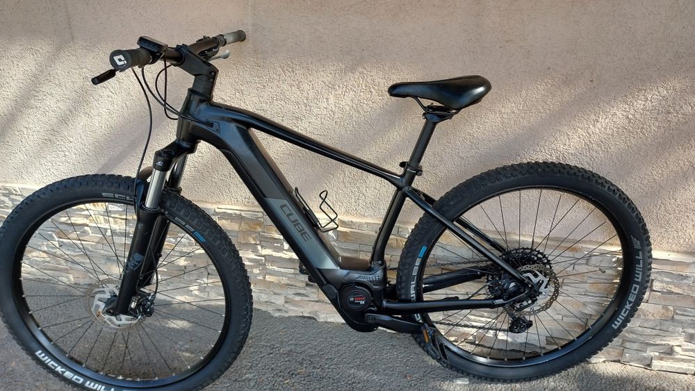 Bicicleta electrica Cube  bosch cx