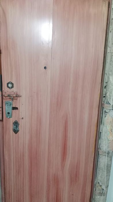 Входная хорошая  дверь