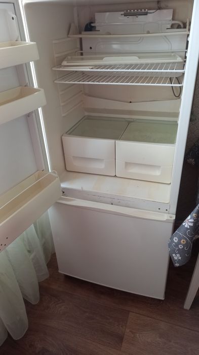 Срочно холодильник Snaige