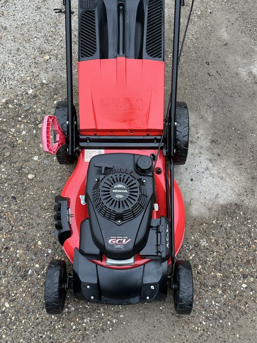 Бензинова несамоходна косачка Honda
