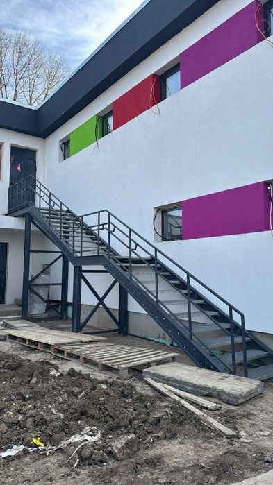 Confectionam scarii metalice zincate exterioare și pentru incendii , platforme, podete si balustrazi profesionale la cererea clientului . Asiguram tra