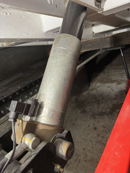 Vand semi sasiu si cilindru si pompa basculare 7.5 t iveco