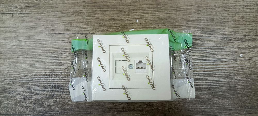 Внутренняя розетка для подключения кабеля rj45