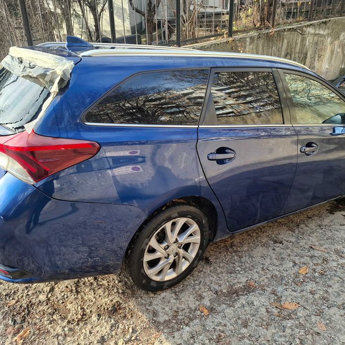 Тойота Аурис хибрид 2017