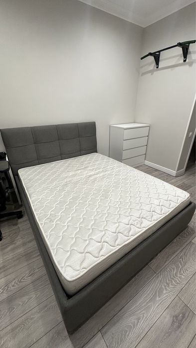 Продам кровать с матрасом и комод
