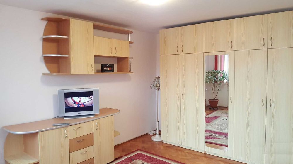 Proprietar inchiriez (ofer) garsoniera