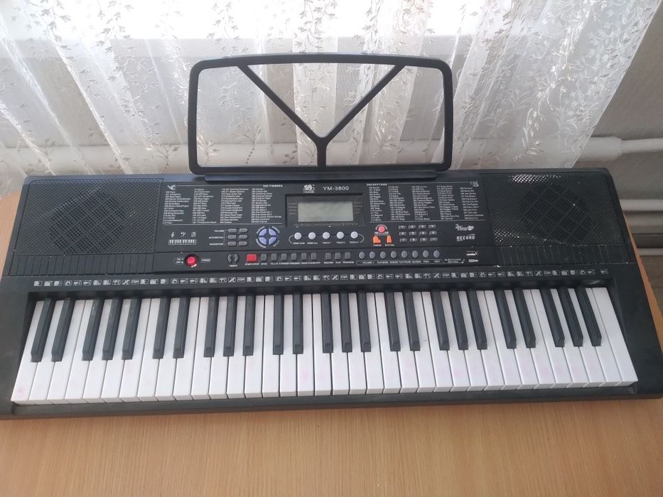 Продам синтезатор.