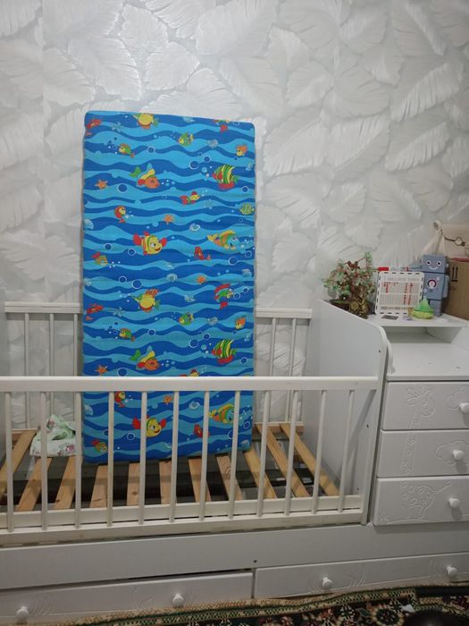 Кровать детская с комодом