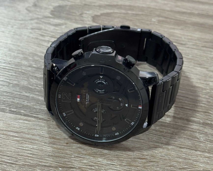 Аналогов часовник в Черно TOMMY HILFIGER TH458