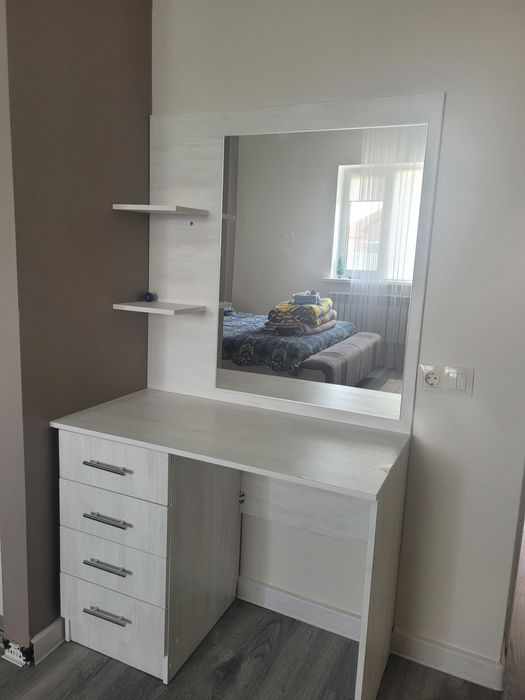 Комод с зеркалом