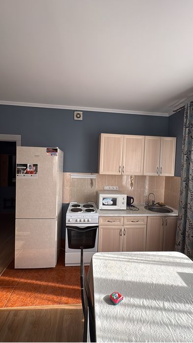 Продам кухонный гарнитур и электроплита, без холодильника и микроволно