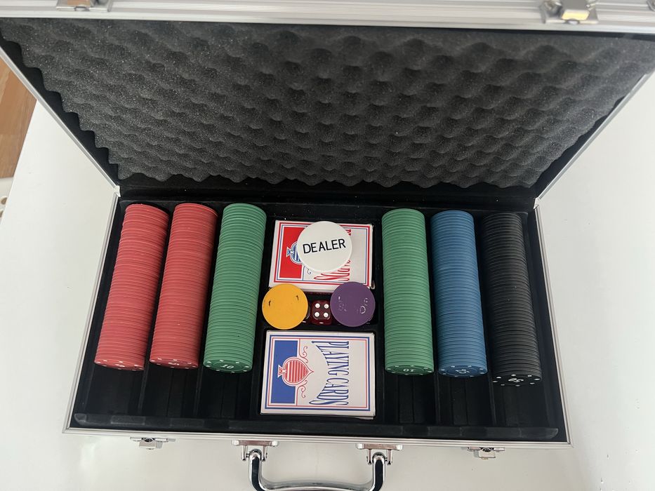 Vand trusa de poker profesionala