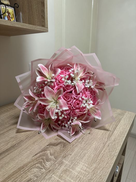 Buchet roz de trandafiri si crini