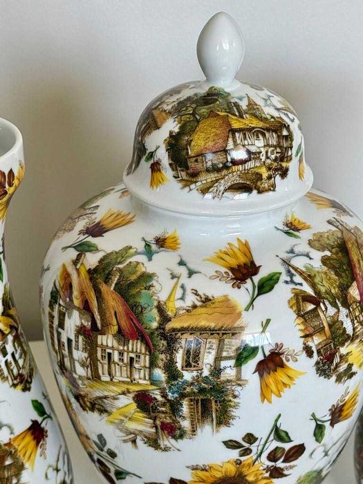 Винтидж сет от три големи порцеланови вази