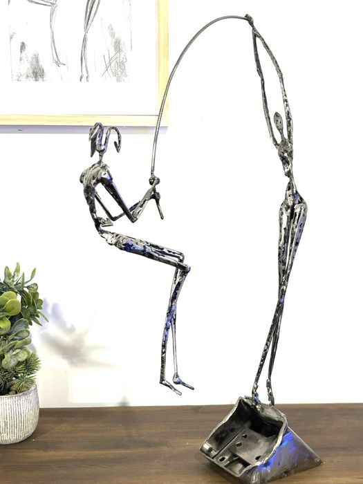 Sculptura Pescar + schita inramata . Otel semnata Razvan Ghita