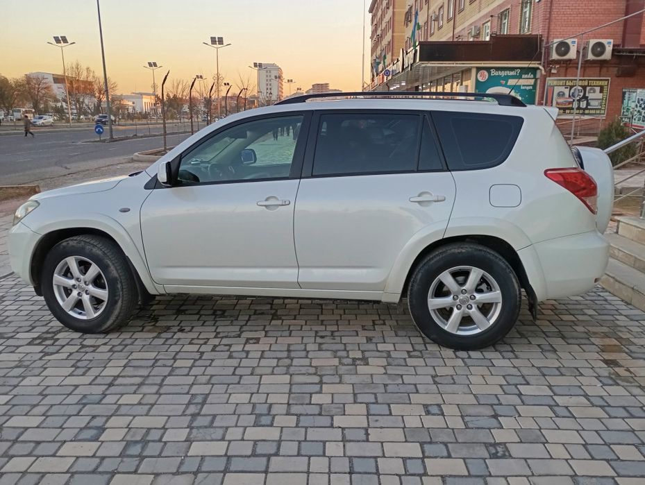 Тайота rav4 2008йил