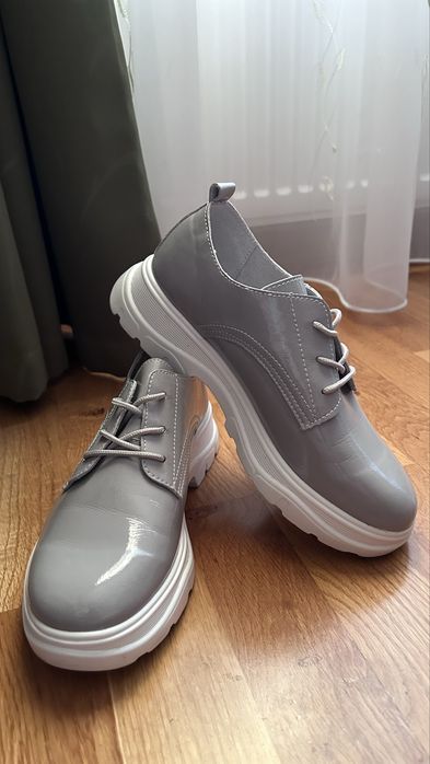 Pantofi piele lacuita gri