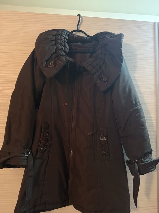 Зимно яке  с паети по яката и джобчетата.Вталено, яката се набира .