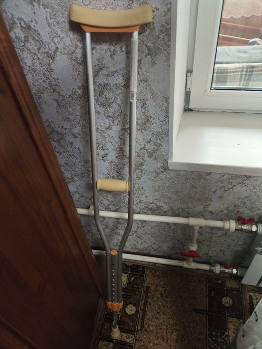 Костыли, от дам нуждающимся бесплатно. Почти новые