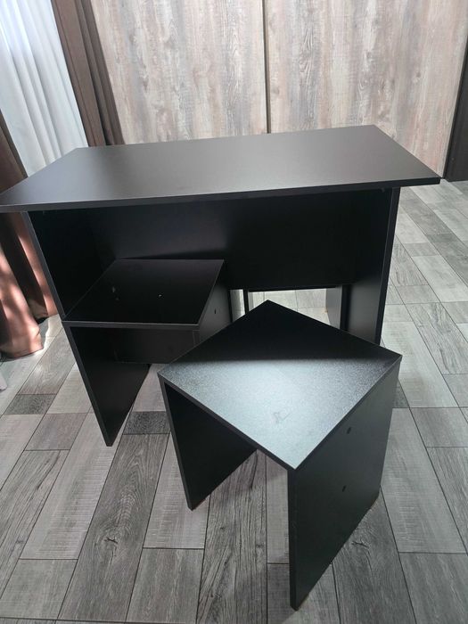 Продам кухонный стол 4 стула, чёрные, новые.
