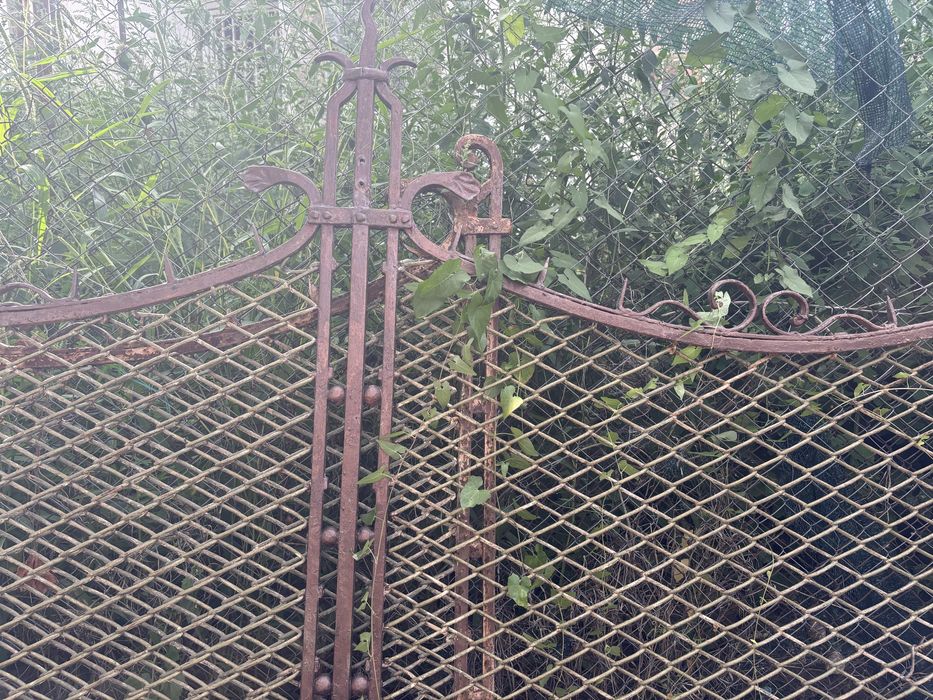 Външна входна врата и ограда