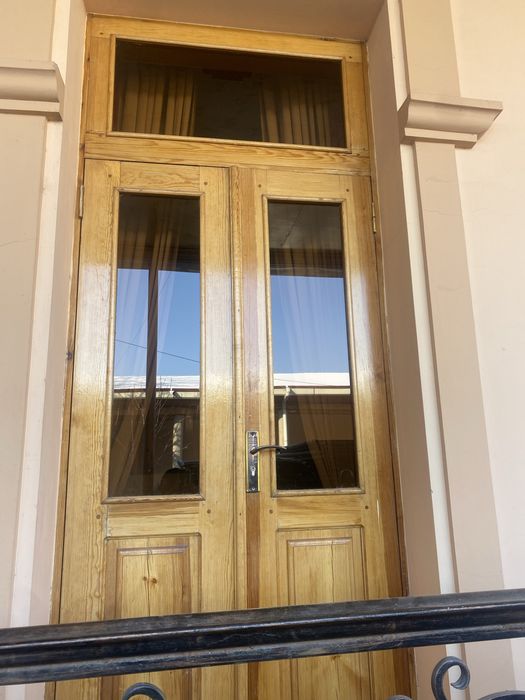 Эшик ва дераза решеткаси билан