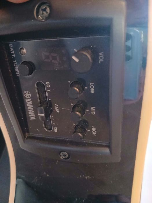 Електроакустична китара Yamaha APX 600 + Аксесоари