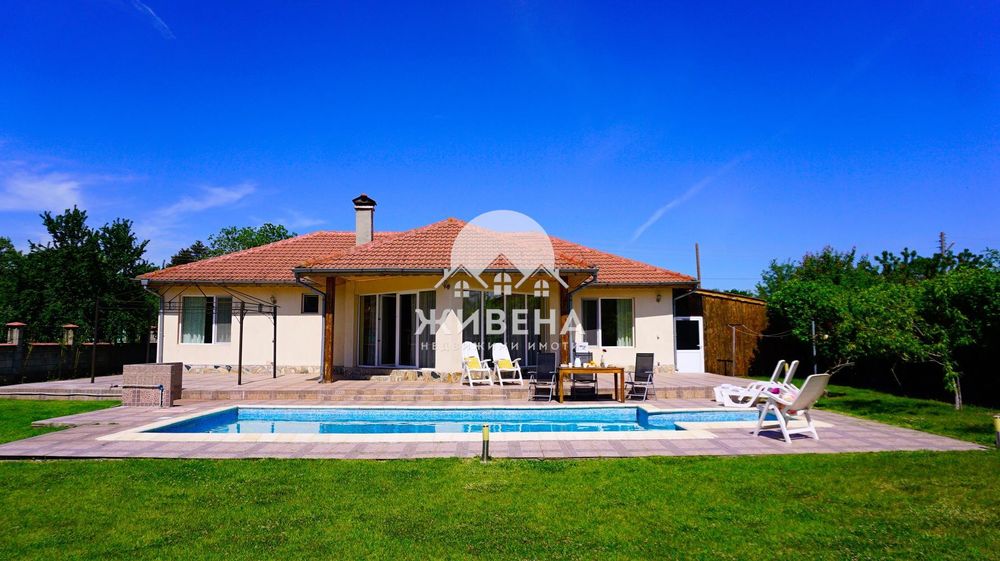 Продава къща с басейн в с.Соколово, обл. Добрич