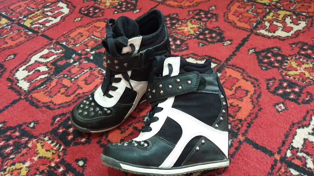 Женская обувь сникерсы