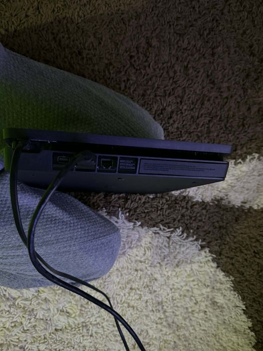 Vand ps4 slim ca o maneta si ca doua jocuri 800 lei