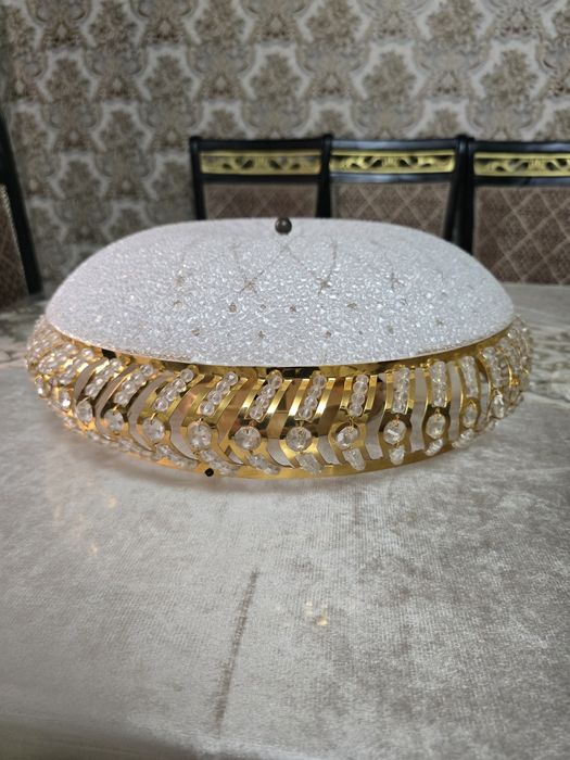 Продам потолочную люстру