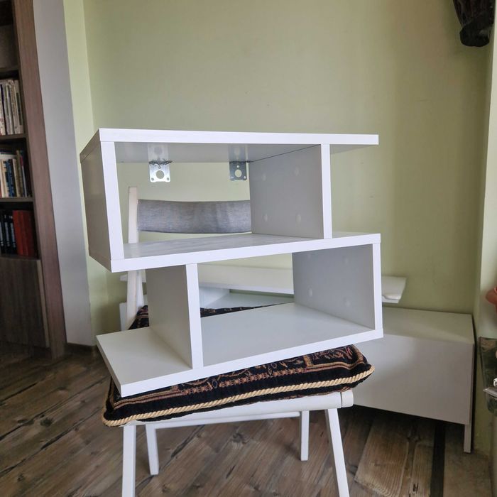 Бяла стенна етажерка за книги и декорация
