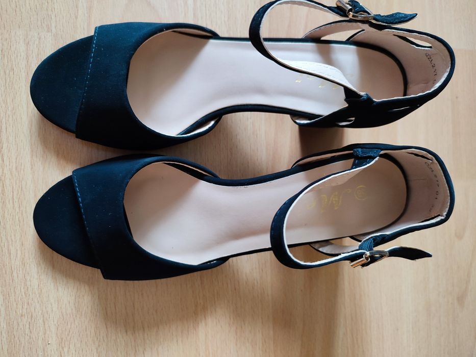 Vând sandale elegante