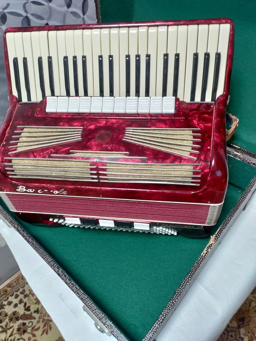 Продавам Немски акордеон Баркароле Проминенз 2 4гласа с куфар
