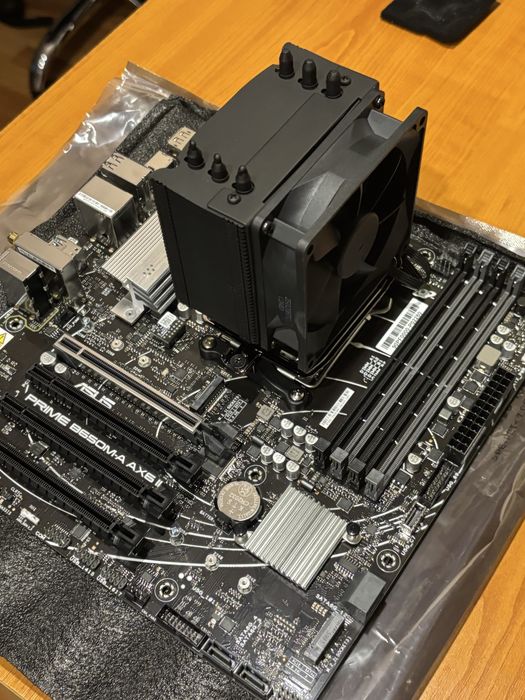 Kit procesor AMD Ryzen 5 8400F + placa de baza ASUS PRIME B650M-A AX6 + cooler tower