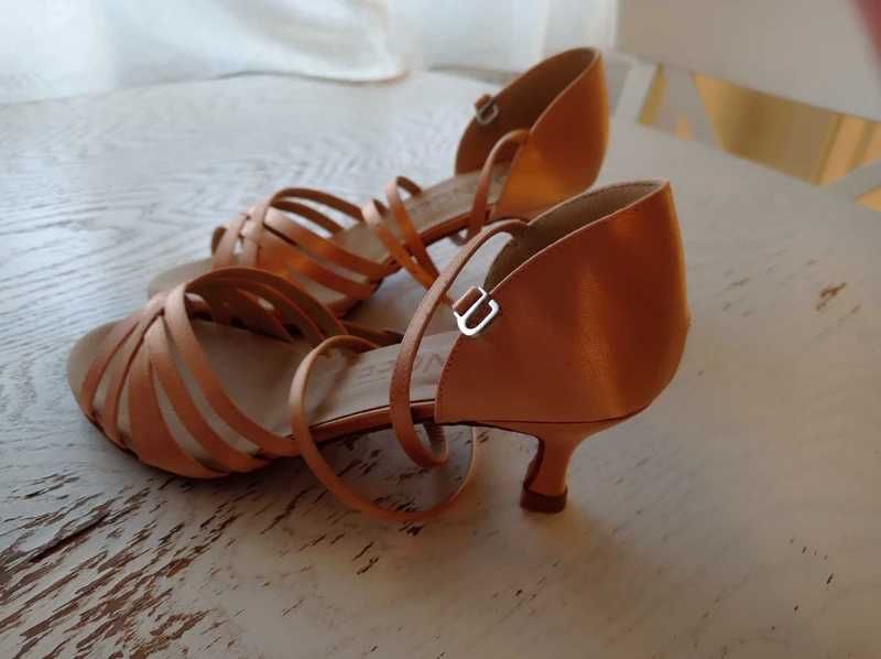 Vand pantofi de dans noi