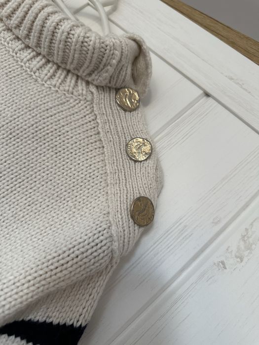 ZARA стилен пуловер в черно и бяло със златен детайл EU M