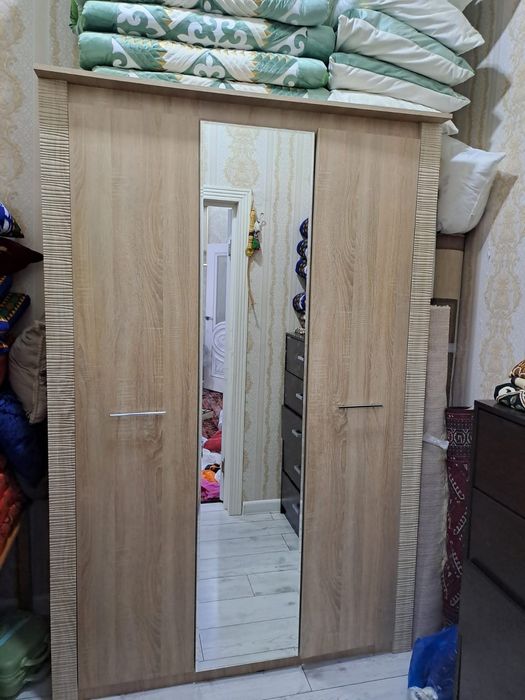 Продам угловой шифоньер