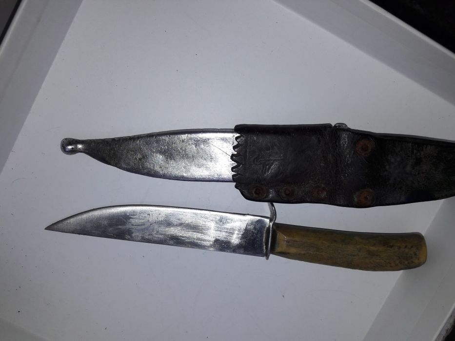 Cuțitde vînătoare cu teacă metalică