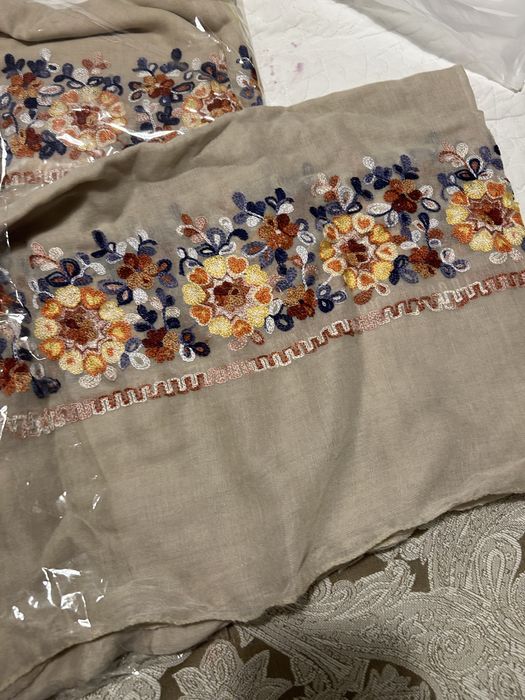 Vand esarfa in cu flori cusute manual