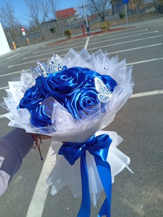 Buchet elegant de trandafiri din satin