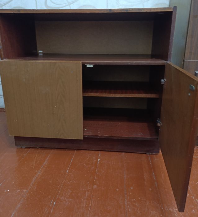 Продам стол под телевизор в хорошем состоянии