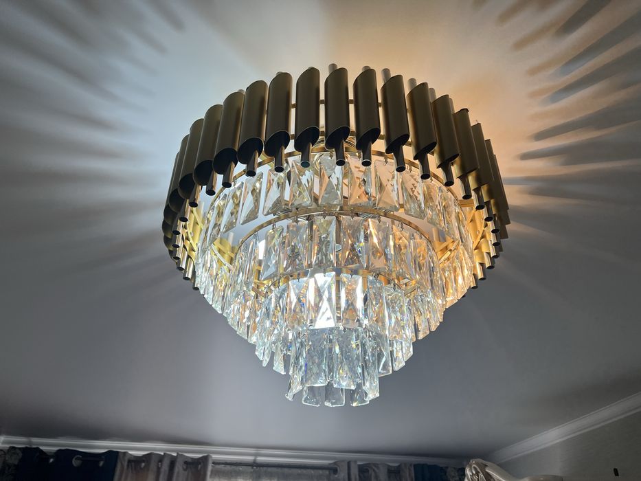 Люстра для комнаты в отличном состоянит