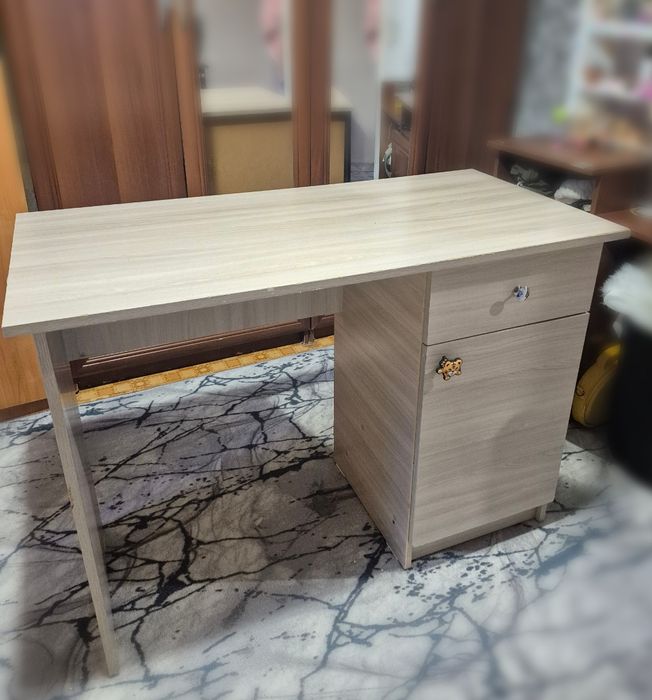 Продам школьный стол 
Размеры:
• Ширина — 105 см
• Глубина — 52 см
•