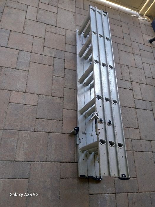 Scară pod / mansardă aluminiu profesională Werner (3 tronsoane x 5 trepte)Descriere: