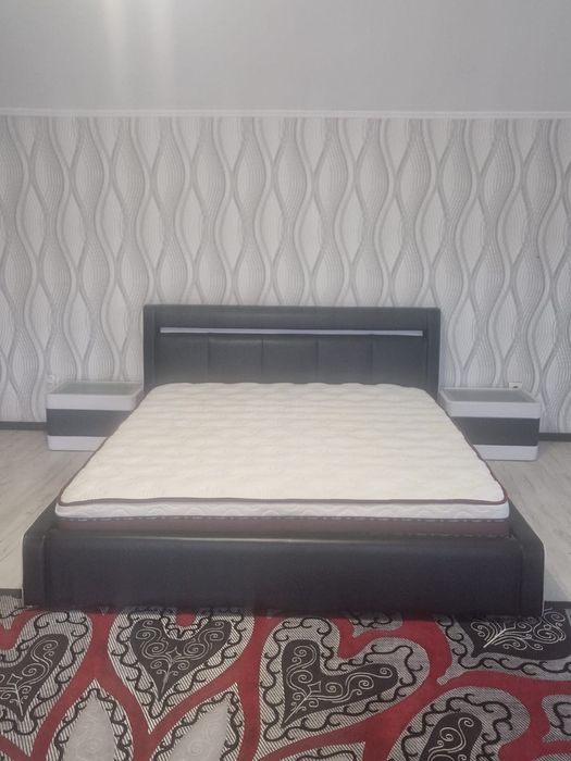 2-х спальная кровать +матрас+тумбочки